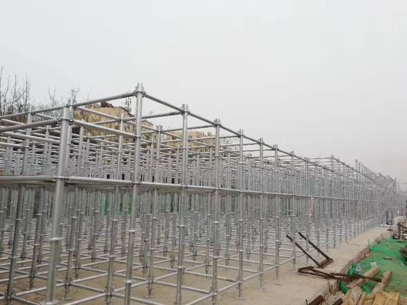 搭建腳手架橫向掃地桿與縱向掃地桿時，怎么設置好？ (圖1)